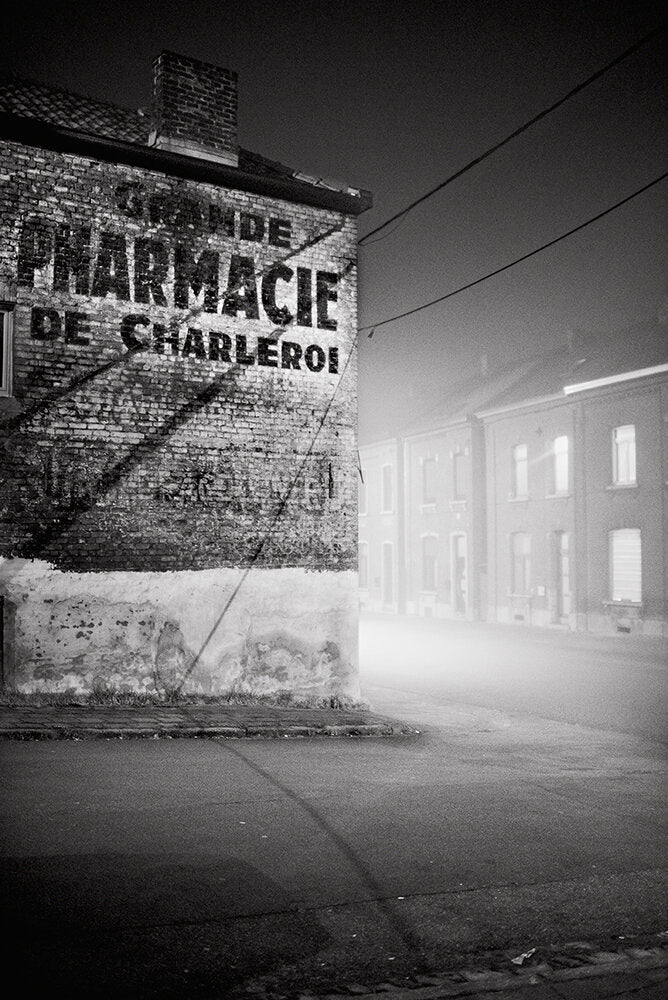 Charleroi – Il est clair que le gris est noir [Signed]